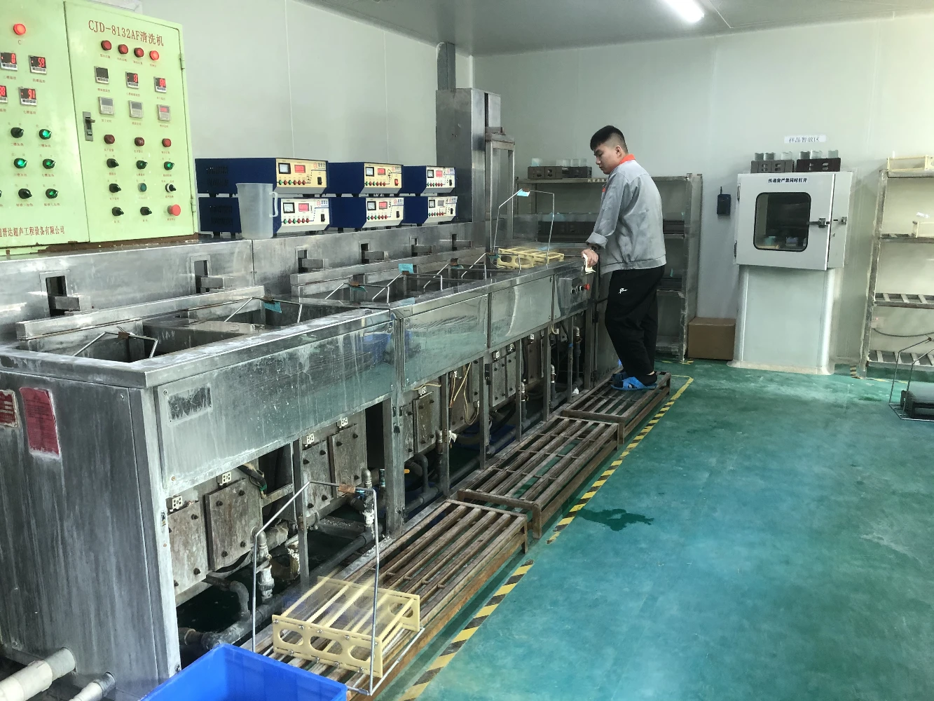 ultrasonic cleaning in dust free workshop for screen protector production