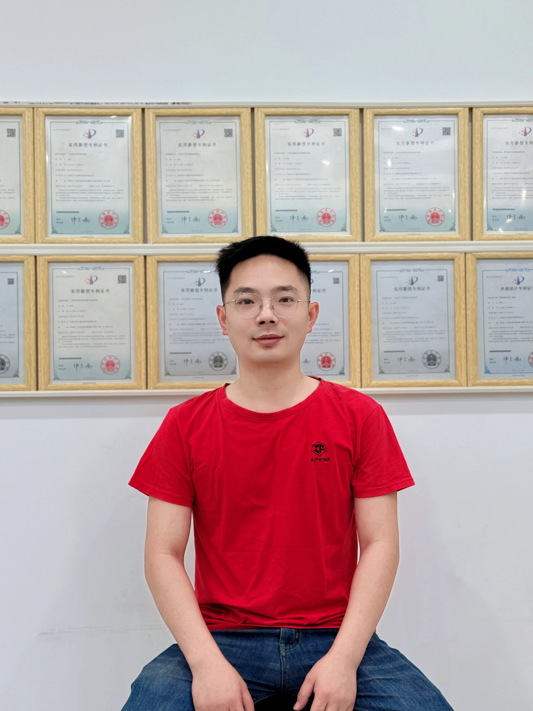 Supervisor Zhou - Production Supervisor for high-capacity screen protector manufacturing